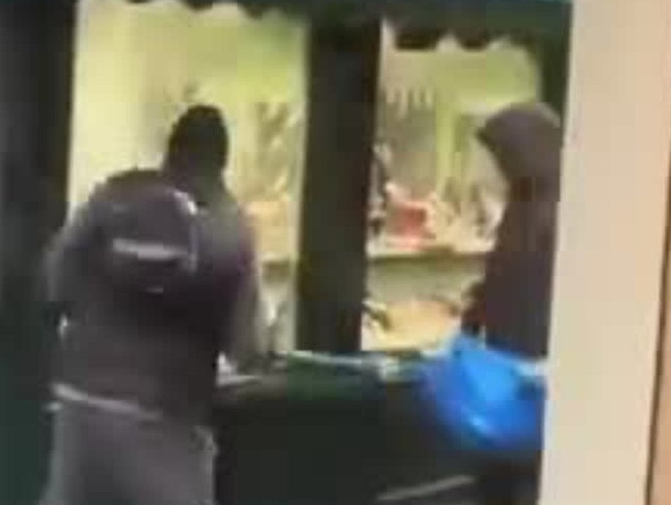 Dreister Raub: Maskierte schlagen am helllichten Tag Schaufenster ein