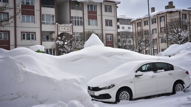 Bitlis'in yüksek kesimlerde kar kalınlığı 1 metreyi aştı; 100 köy yolu ulaşıma kapandı