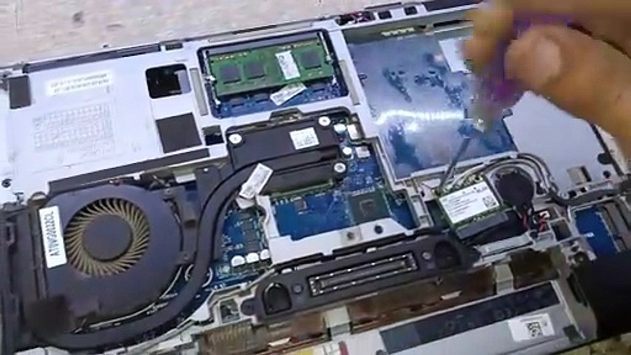 Solved Charger light goes off when I plug it into the laptop - Dell latitude E6440 charger light out