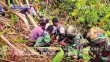 TNI Bersama Warga Bangun Jembatan Darurat Guna Pulihkan Akses di Papua Pegunungan
