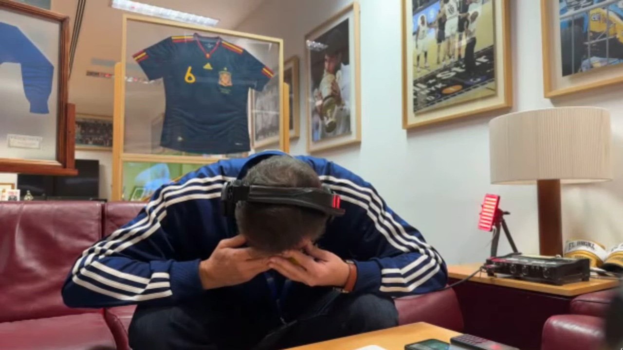 Roncero tira la cámara de la emoción con el penalti de Mbappé | Real Madrid 2-1 Rayo Vallecano