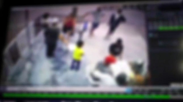 Vídeo mostra carro invadindo calçada e atropelando três pessoas