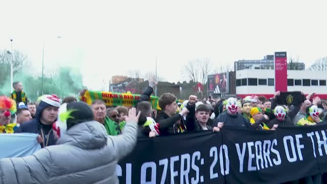 Man United fans protest against ownership outside Old Trafford