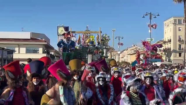 Carnevale di Viareggio 2026, la prima sfilata: ecco Nel campo dei miracoli di Jacopo Allegrucci