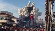 Carnevale di Viareggio 2026, la prima sfilata: ecco il carro 
