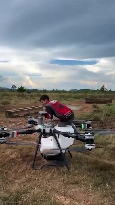 Piloto de drone usa equipamento com carro voador particular e viraliza na internet