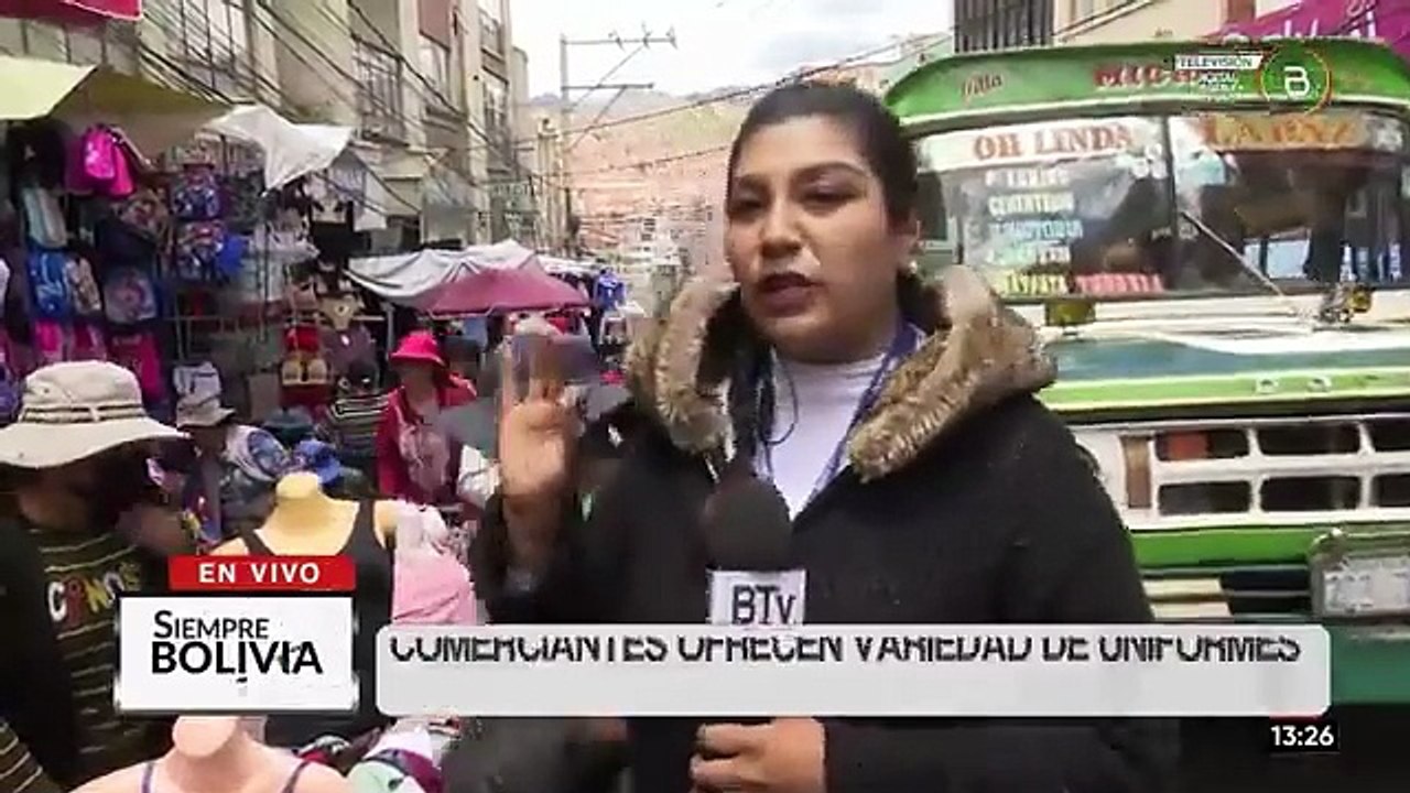 Comerciantes ofrecen gran variedad de mochilas y uniformes escolares para el retorno a clases