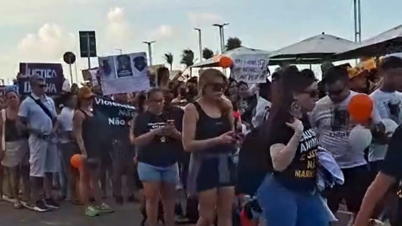 Manifestação no Aterro da Praia de Iracema cobra justiça por morte do cão Orelha