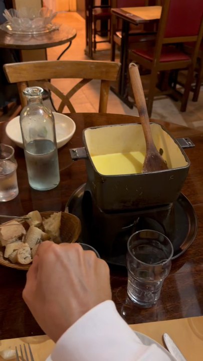 The ultimate Alpine cheat meal! 🧀🥖 Melted cheese, a splash of wine, and zero regrets. Just don’t drop your bread! 🍷✨