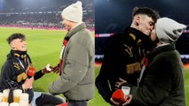 La imagen de la jornada: un árbitro detiene la previa de un partido para pedirle matrimonio