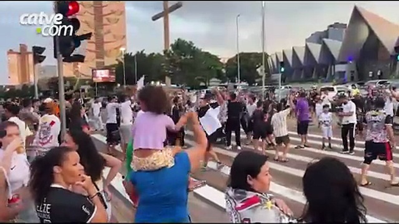 Torcedores do Corinthians comemoram título da Supercopa do Brasil na Avenida Brasil, em Cascavel