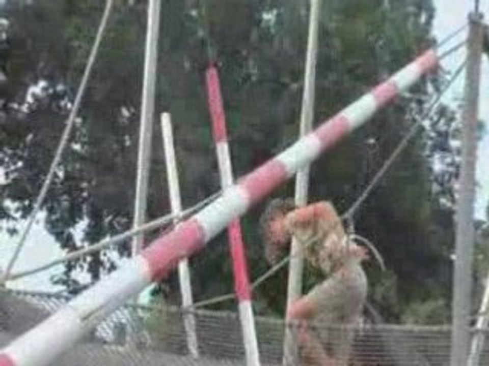 trapeze catch reverse single knee hang