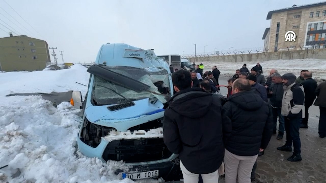 Otobüs ile minibüsün çarpıştığı kazada 18 kişi yaralandı