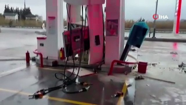 Antalya’da Otomobil akaryakıt istasyonuna daldı, facianın eşiğinden dönüldü