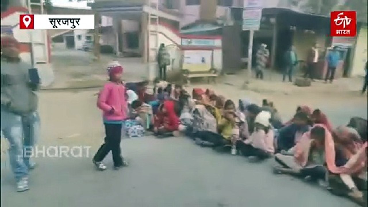 सूरजपुर में कस्तूरबा गांधी आवासीय विद्यालय की छात्राओं का सड़क पर धरना प्रदर्शन
