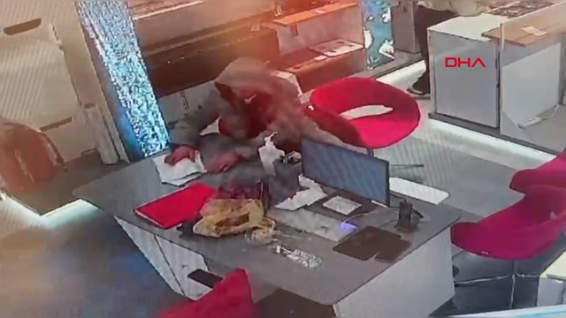 Sultangazi'de iş başvurusu için geldiği mağazada müdürün telefonunu çaldı