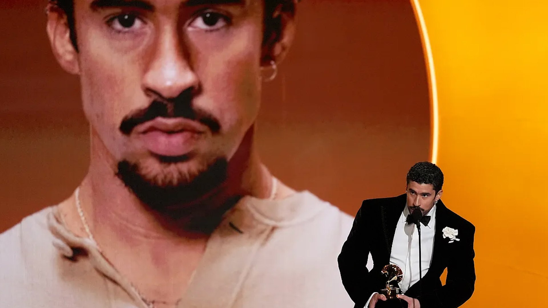 Bad Bunny arremete contra el ICE tras hacer historia en español en los Grammy