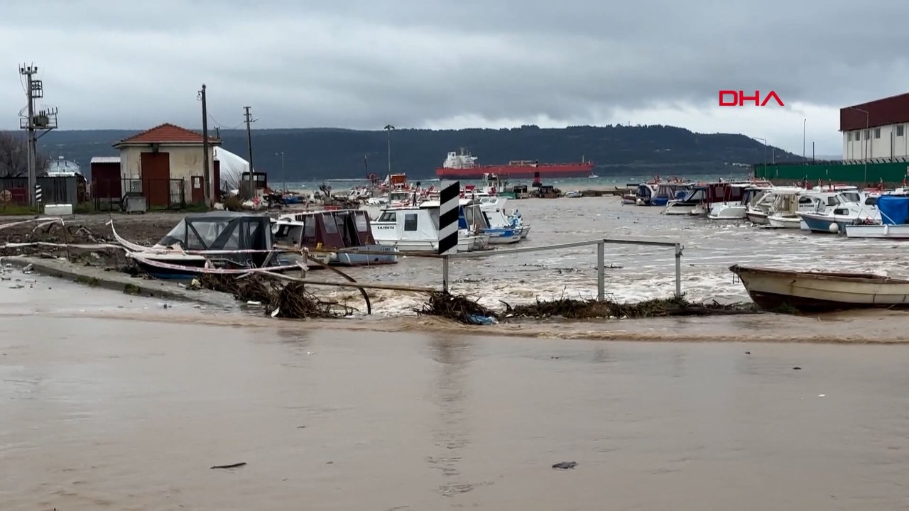Kepez Çayı yine taştı! Sahil yolu sular altında kaldı