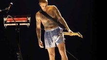 Justin Bieber performt fast nackt bei den Grammys