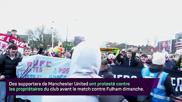 Masques de clown, chants hostiles : des supporters en colère contre les propriétaires