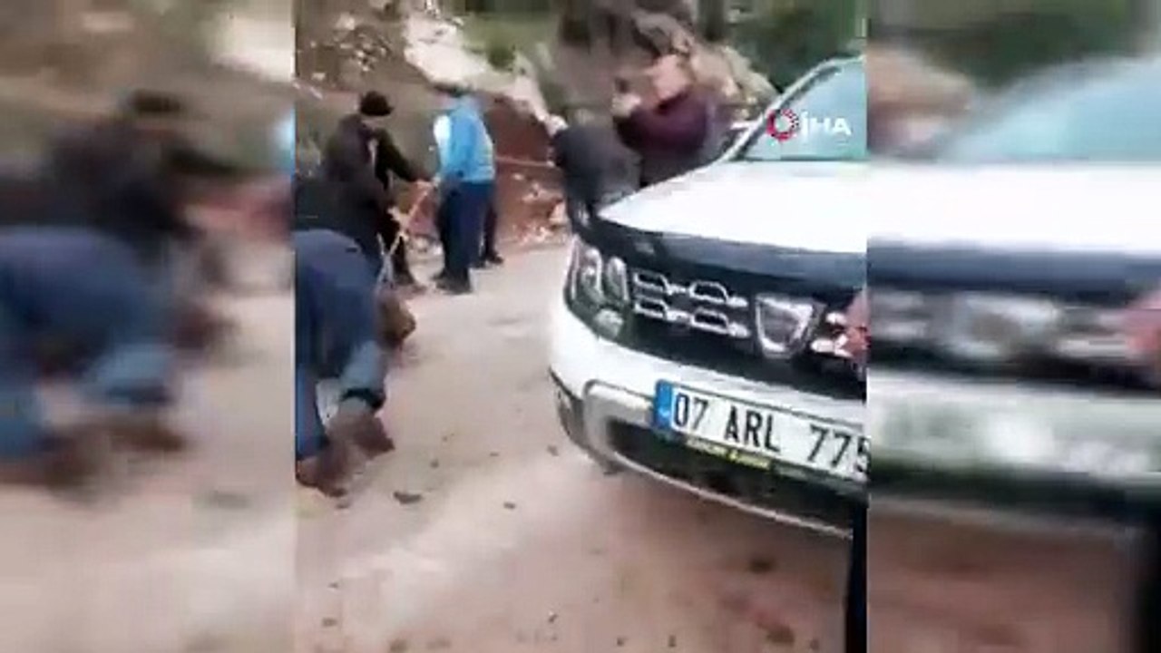 Heyelan felaketinde yolu kapatan dev kayaları vatandaşlar böyle kaldırdı