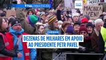 Dezenas de milhares de pessoas protestam em apoio ao presidente Petr Pavel na Chéquia