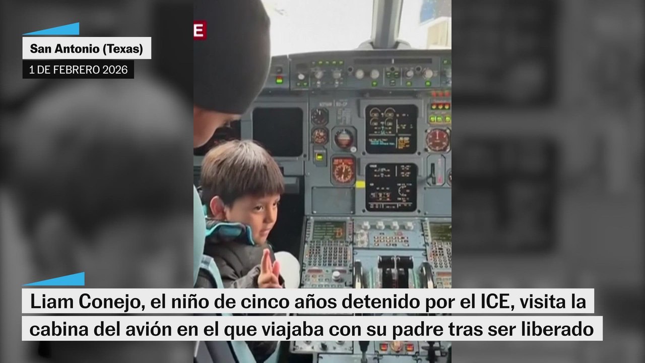 Liam Conejo accede a la cabina del avión en el que viajaba con su padre tras ser liberados