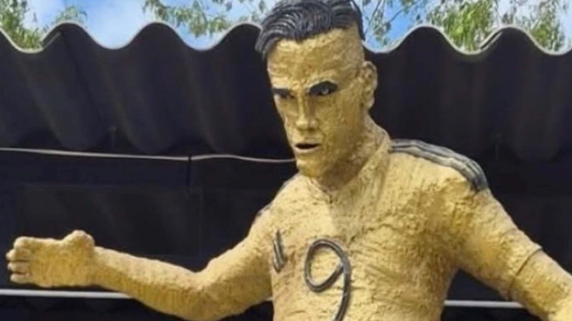 Convierten en meme la terrorífica estatua de una estrella del fútbol: ¿Sabrías decir quién es?