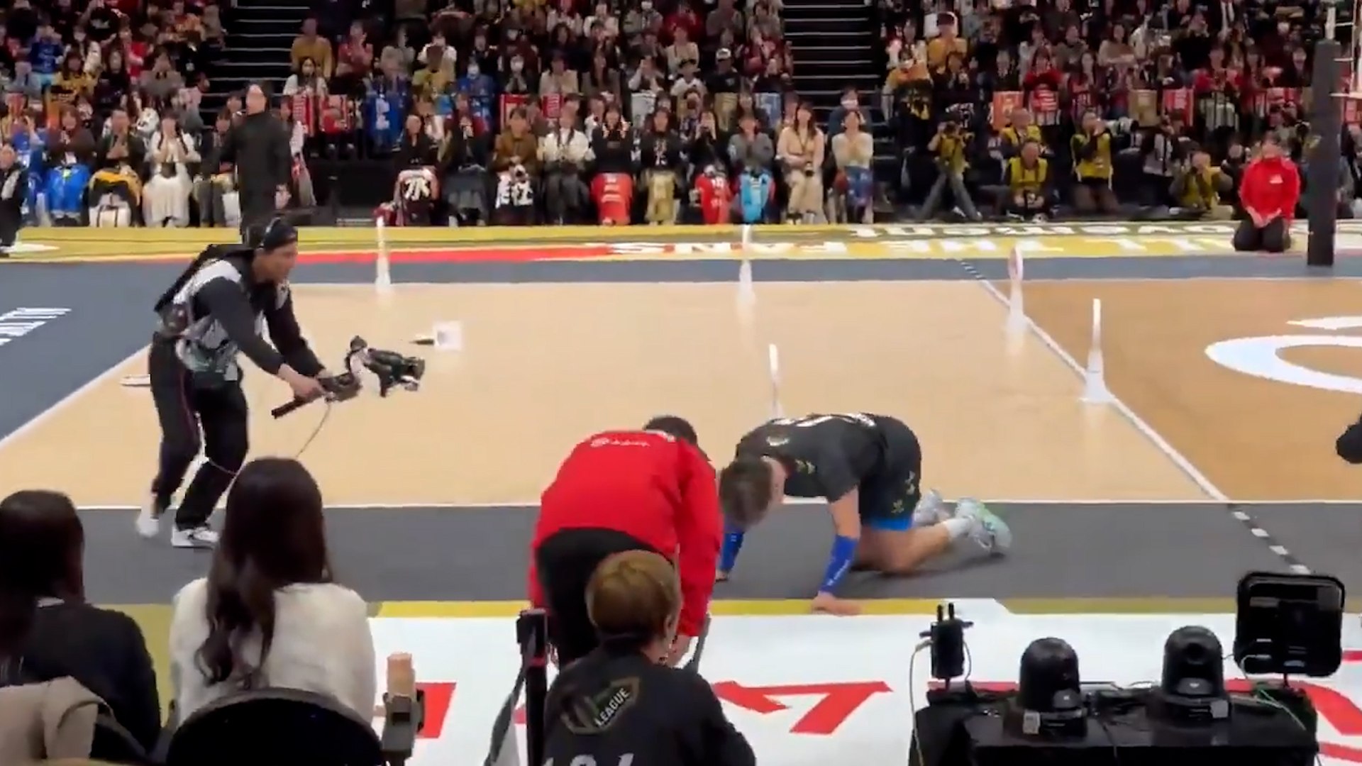 Un jugador de voleibol golpea a una árbitra: su disculpa deja a todos atónitos