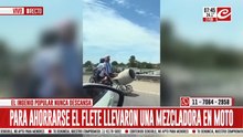 Fueron filmados trasladando una mezcladora de cemento en moto y por la autopista