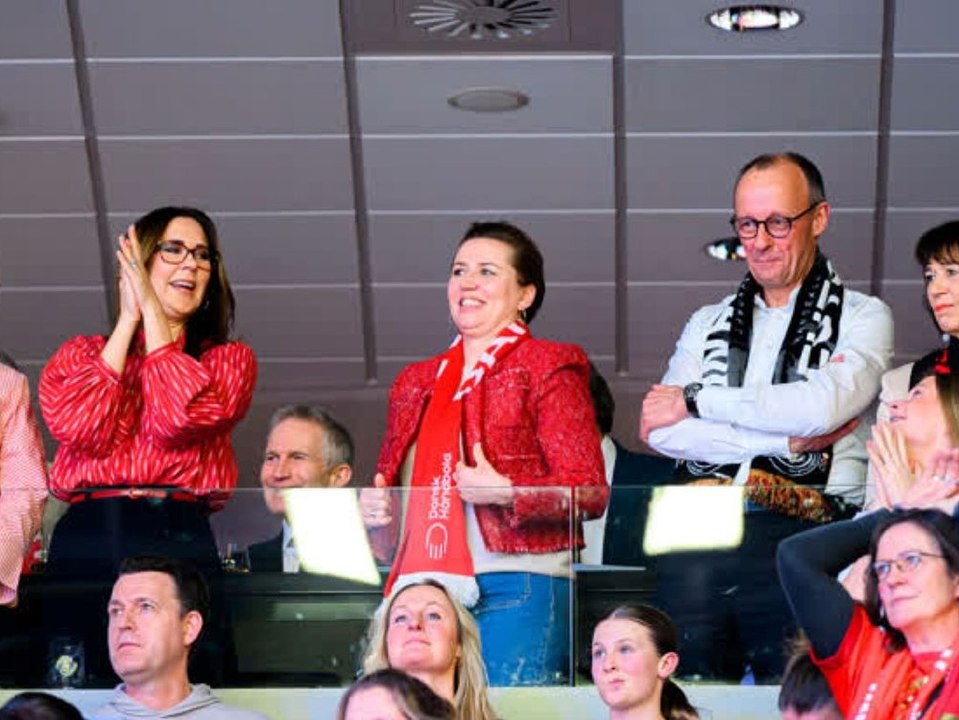 Kanzler Merz überrascht Handballer nach Final-Niederlage in der Kabine