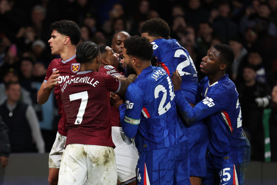 Chelsea-West Ham, Traore spinge Cucurella e parte l'incredibile rissa