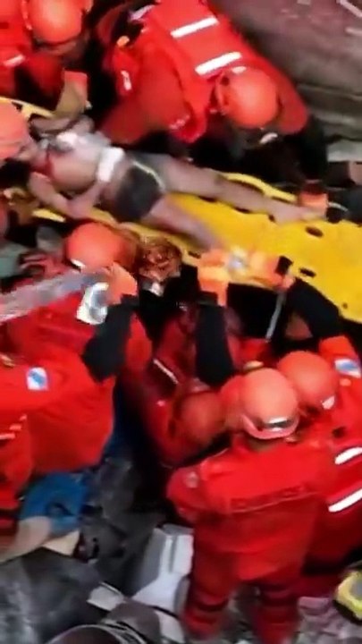 Resgate de criança após desabamento no Maracanã