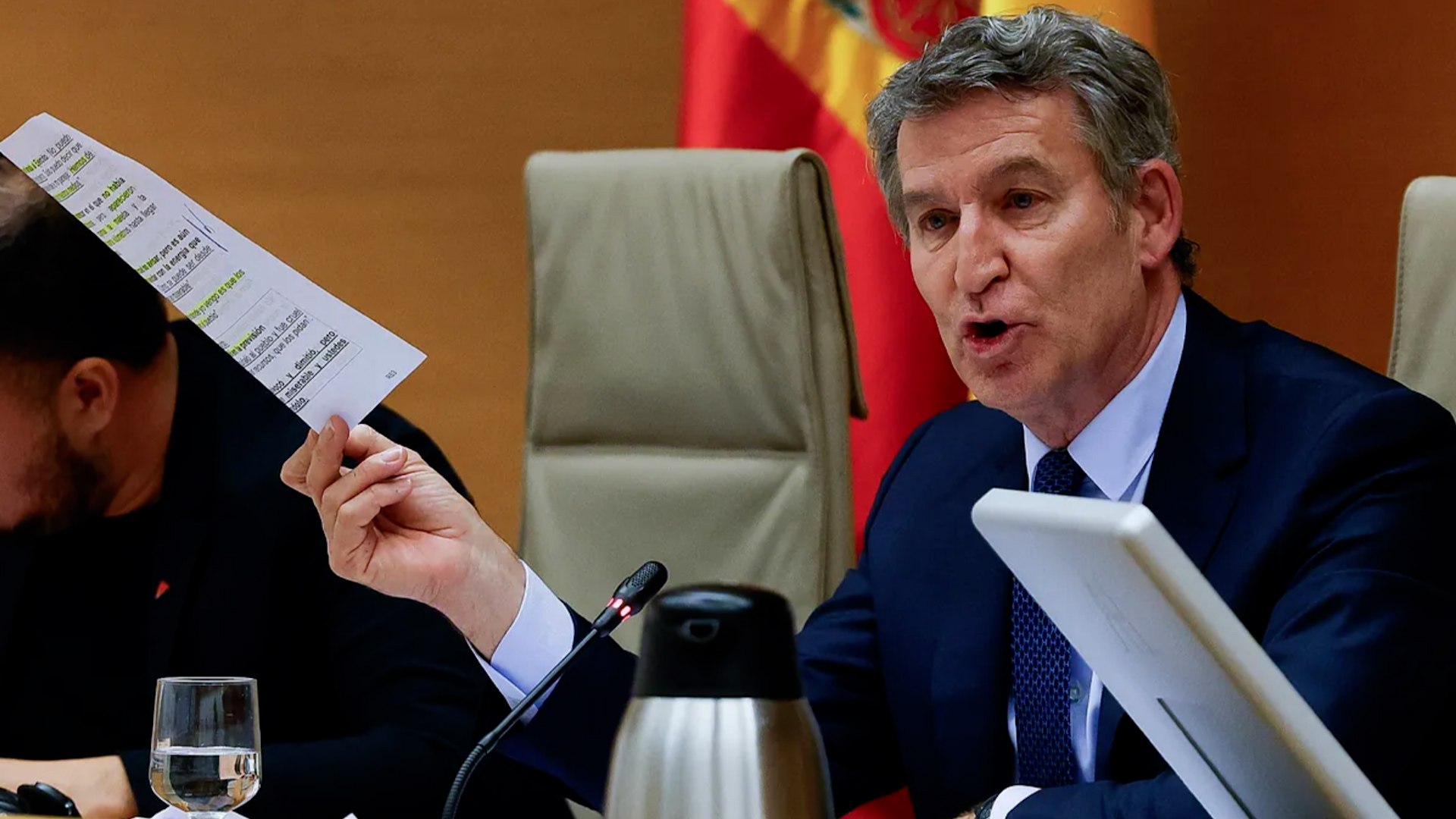 El l�der del Partido Popular, Alberto N��ez Feij�o, ha comparecido ante la comisi�n que investiga la cat�strofe de la dana, donde ha rechazado de forma tajante cualquier responsabilidad personal en la gesti�n de la tragedia. Durante su intervenci�n, el dirigente popular ha sostenido que lo ocurrido en Valencia constitu�a una "emergencia nacional" y que, por tanto, la responsabilidad inmediata de asumir el mando reca�a en el Gobierno central. Feij�o ha criticado que se le exijan cuentas a �l en lugar de a quien realmente ostentaba las competencias de gesti�n nacional.