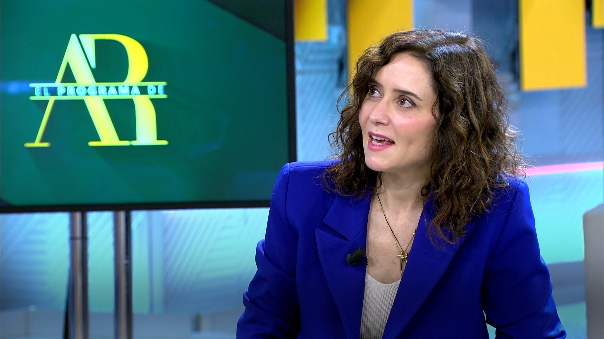 La presidenta de la Comunidad de Madrid, Isabel D�az Ayuso, ha solicitado este lunes que el Ministerio de Hacienda abra una investigaci�n "como es debido" contra el expresidente del Gobierno Jos� Luis Rodr�guez Zapatero, por sus "estrechos v�nculos" con el r�gimen de Venezuela y sus relaciones con la aerol�nea Plus Ultra. La petici�n se produjo durante una entrevista en Telecinco, donde Ayuso afirm� que no es normal que un exmandatario est� relacionado con una empresa cuyos directivos han sido detenidos en el marco del caso Plus Ultra y bajo sospecha de irregularidades financieras.

Ayuso ha exigido que Zapatero muestre las facturas de los servicios de consultor�a que supuestamente realiz� para el empresario Julio Mart�nez, actualmente bajo investigaci�n por presunto fraude y blanqueo en el caso Plus Ultra. Seg�n medios, Zapatero habr�a recibido pagos por consultor�as globales durante varios a�os, una situaci�n que Ayuso considera incompatible con el papel de un ex presidente que representa a Espa�a en el exterior.

La jefa del Ejecutivo madrile�o ha insistido en que Hacienda debe aclarar d�nde ha ido el dinero y por qu� estas colaboraciones no han sido transparentes, subrayando la necesidad de una investigaci�n fiscal rigurosa para aclarar posibles v�nculos financieros y pol�ticos entre Zapatero y Plus Ultra.