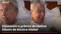 Caetano Veloso é surpreendido na cama com vitória no Grammy e liga para Maria Bethânia: 'Meu Deus'