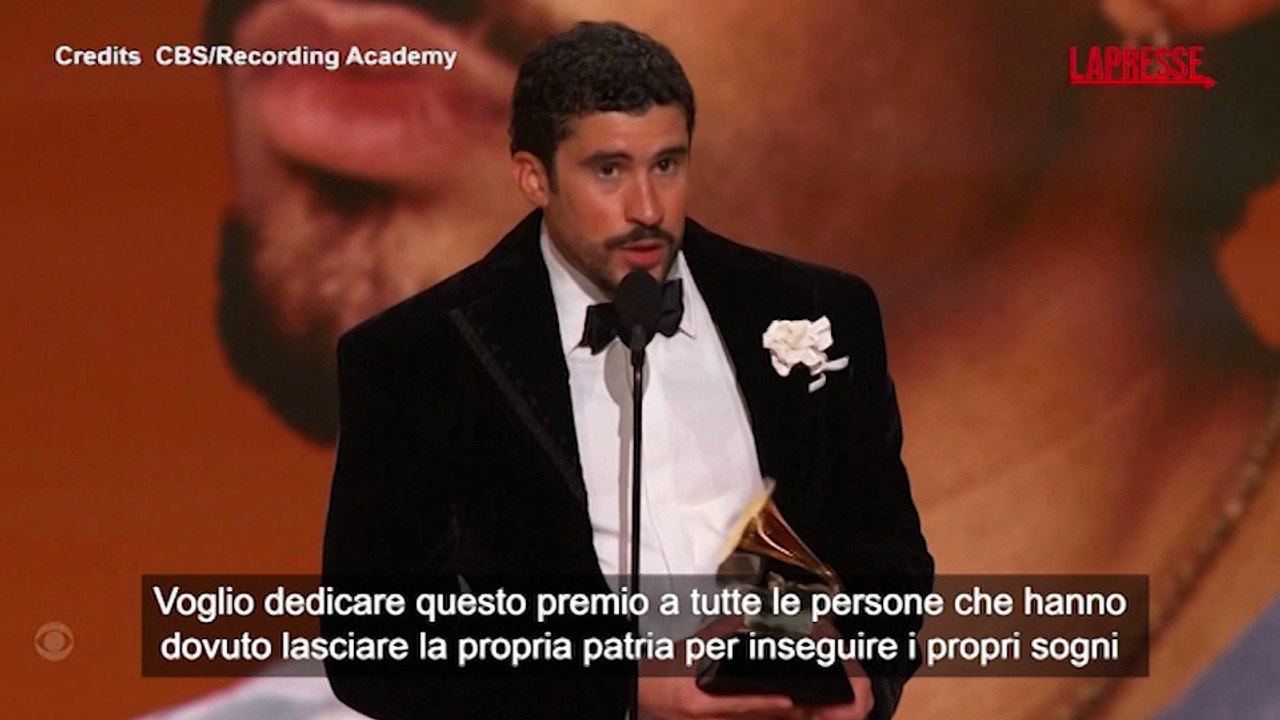 Grammy, Bad Bunny vince e si scaglia contro l'Ice: "Andate via! Non siamo animali, siamo americani"