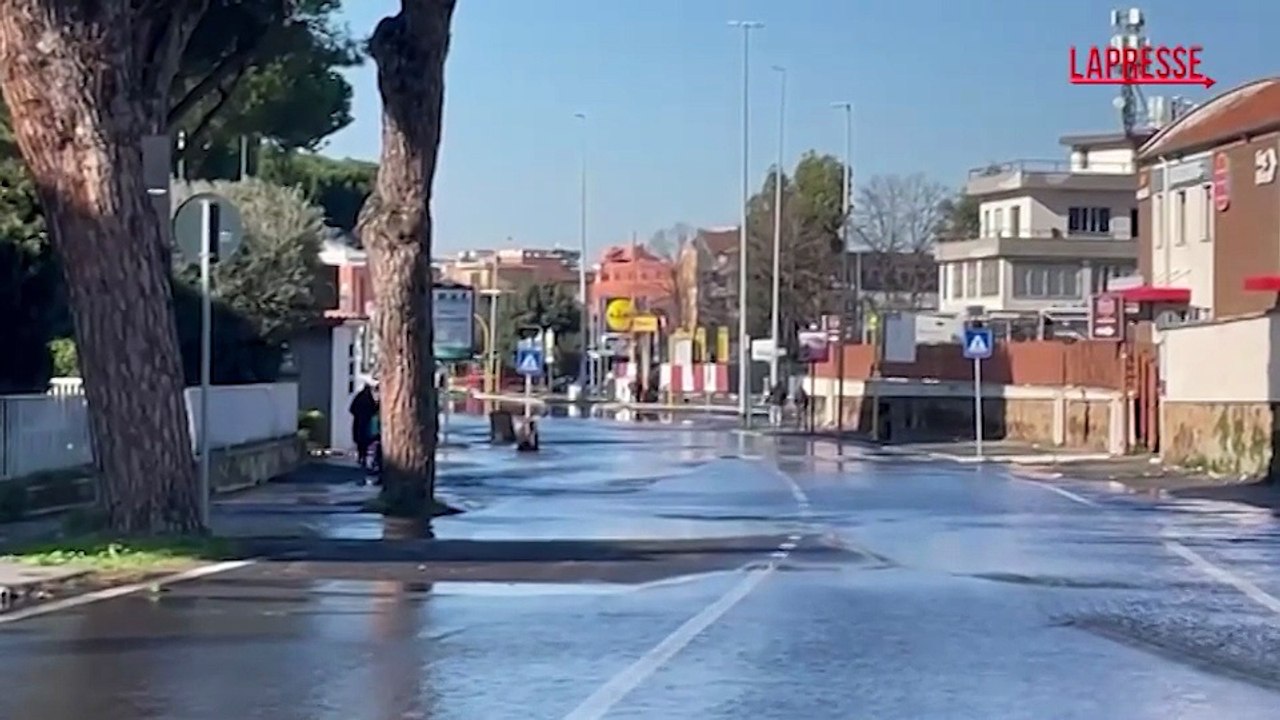 Roma, cede la tubatura di un'abitazione privata: via Prenestina allagata