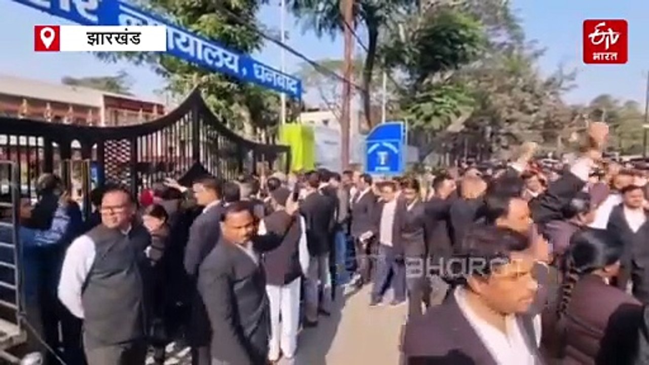 धनबाद में नहीं थम रहा बार एसोसिएशन और स्वास्थ्य विभाग का विवाद, अधिवक्ताओं का उग्र प्रदर्शन, सड़क जाम कर प्रशासन के खिलाफ की नारेबाजी