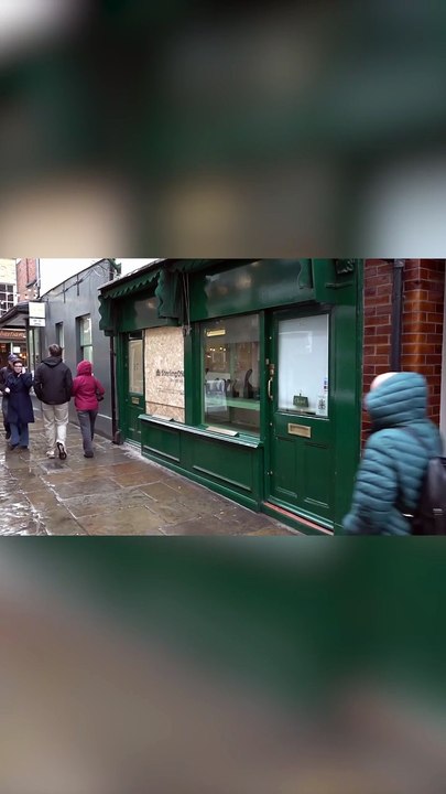 Sledgehammer-wielding robbers raid London jewelry store in broad daylight