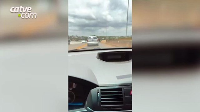 Carro capota em cima do viaduto Olindo Periolo em Cascavel