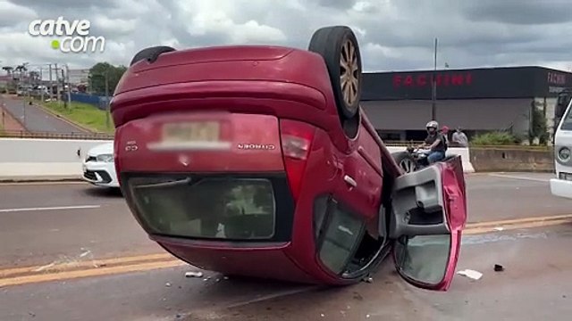 Carro capota em cima do viaduto Olindo Periolo em Cascavel
