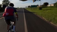 Ces cyclistes reçoivent une compagnie inattendue durant leur trajet