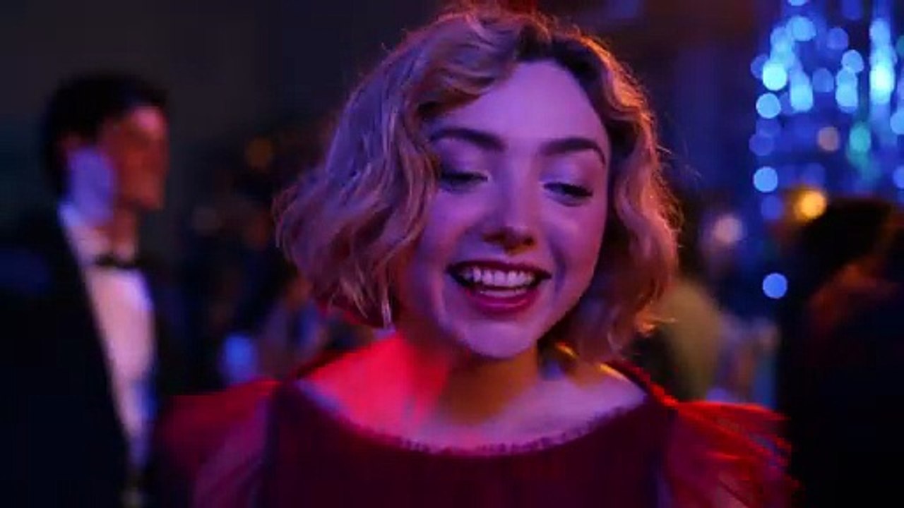 simon esta embobado por maddie que se ve bonita