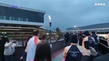Milano Cortina, la fiamma olimpica per le strade di Bergamo