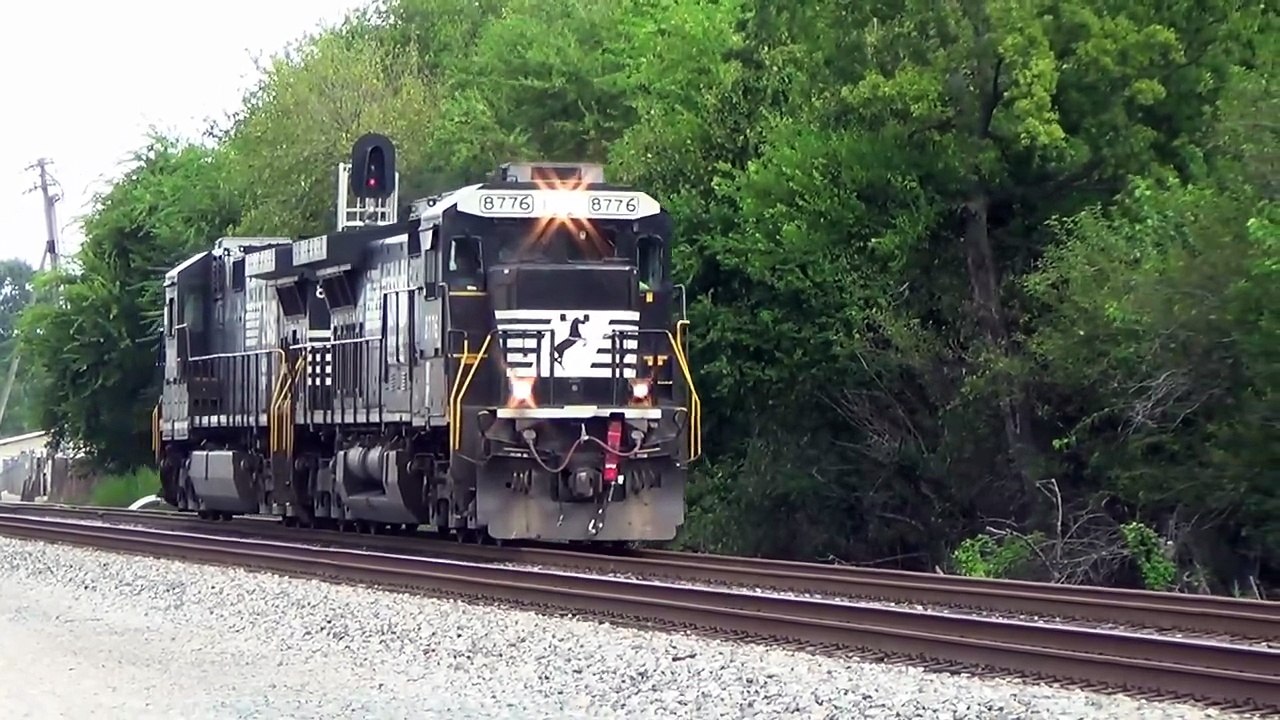 NS 8776 (GE C40-9 Standard Cab) leads NS V17 light