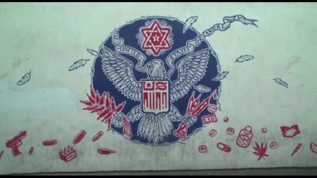 Murales antiamericani sul muro dell'ex ambasciata Usa a Teheran