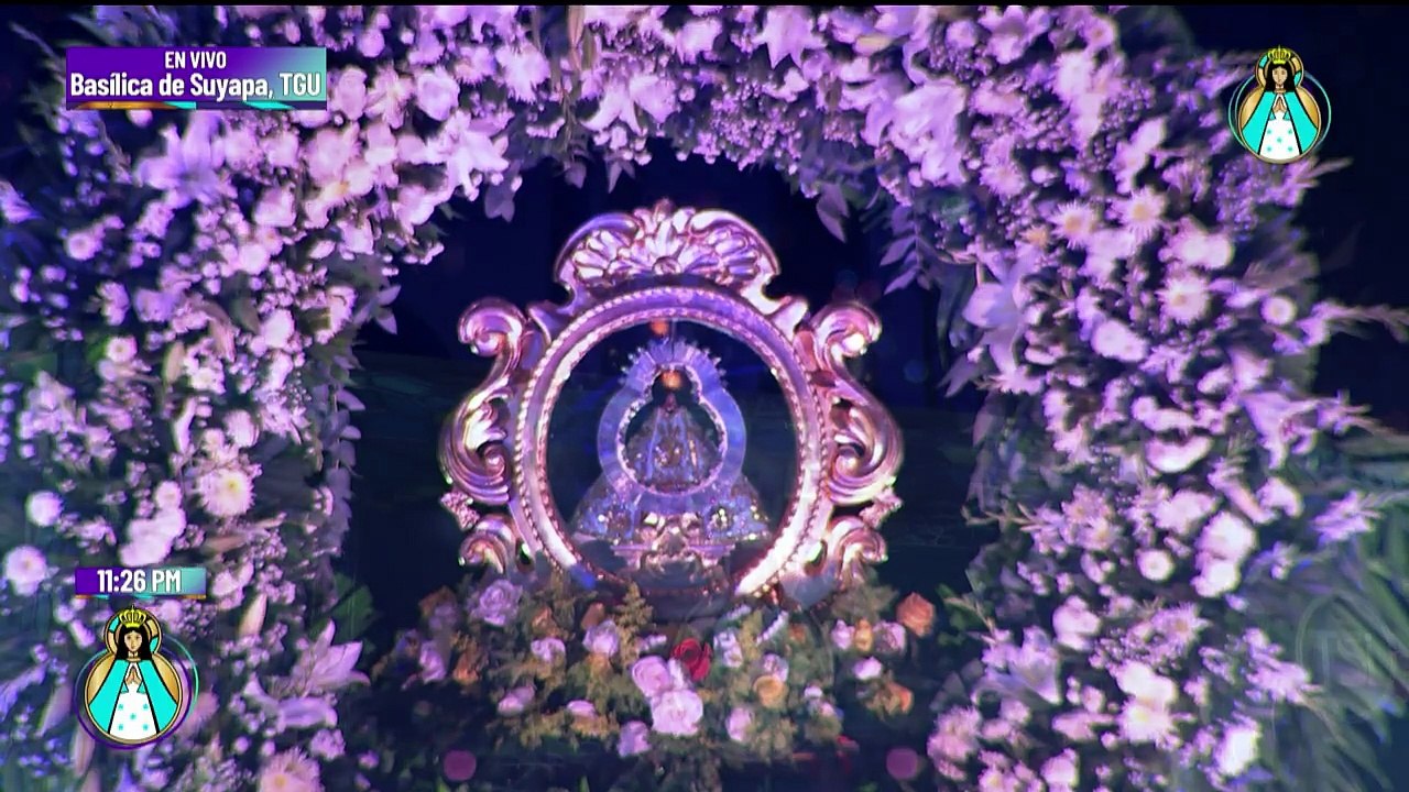 Delma Adriana Reyes interpreta la canción "Quiero caminar contigo María" en la Alborada a la Virgen de Suyapa