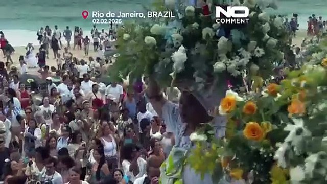 Brasile, migliaia a Rio onorano sulla spiaggia la dea del mare Yemanjá