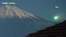 Japonya’daki Fuji Dağı semalarında aydınlandı, yeşil bir ışıkla yeryüzüne düştü